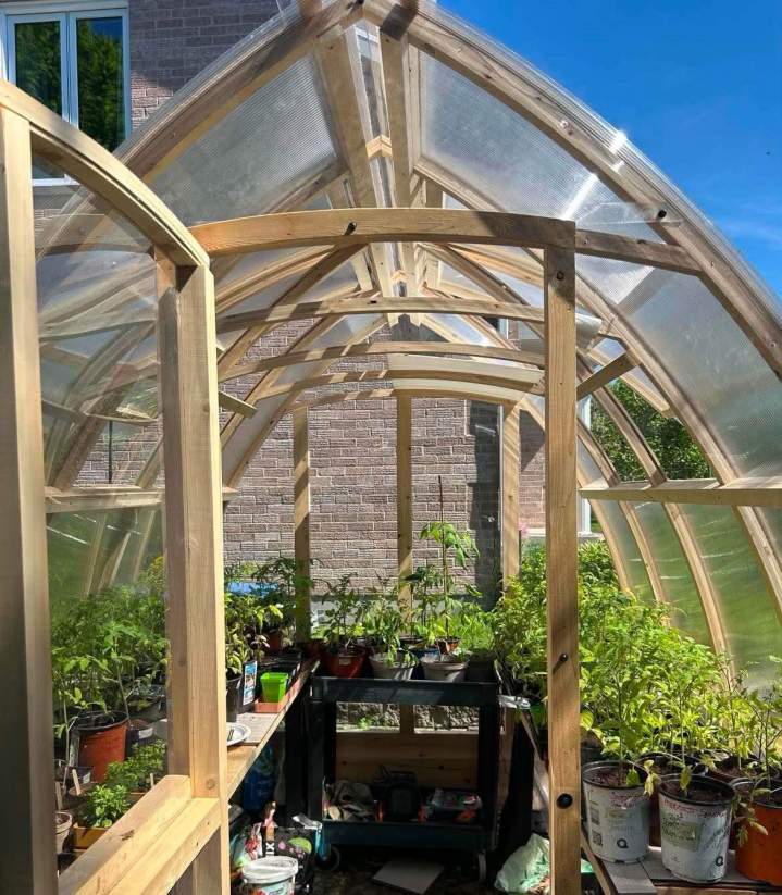 Cabane avec balcon en bois Québec